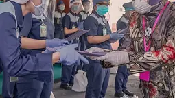 Setangkai bunga yang diberikan merupakan wujud rasa terima kasihnya kepada para tenaga medis. Tenaga medis ini merupakan garda depan melawan Corona Covid-19 yang terjadi di Surabaya. (Liputan6.com/IG/@surabaya)