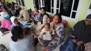 Pengungsi bencana tsunami beristirahat di sebuah masjid di Tenjolahang, provinsi Banten, Rabu (26/12). Data sementara jumlah korban dari bencana tsunami Selat Sunda tercatat lebih dari 400 orang meninggal dunia. (Sonny TUMBELAKA / AFP)