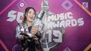 Penyanyi dangdut Via Vallen menunjukkan piala penghargaan usai acara SCTV Music Awards 2019 di Studio 6 Emtek City, Jakarta, Jumat (26/4). Via Vallen memboyong gelar Kategori Lagu Pop Paling Ngetop melalui "Meraih Bintang" yang sempat menjadi Theme Song Asian Games 2018. (Fimela.com/Bambang E. Ros)