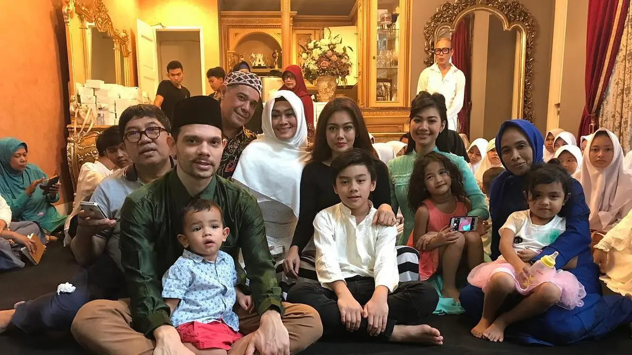 [Bintang] Nia Anggia dan keluarga Julia Perez