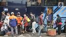 Pemudik arus balik turun dari bus antarkota antarprovinsi (AKAP) saat tiba di Terminal Kampung Rambutan, Jakarta, Senin (1/5/2023). (merdeka.com/Iqbal S Nugroho)