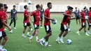 27 pemain Timnas Indonesia U-23 mengikuti sesi latihan perdana di Stadion Madya, Kompleks Gelora Bung Karno (GBK) Jakarta, Jumat (3/10/2025). (Liputan6.com/Helmi Fithriansyah)