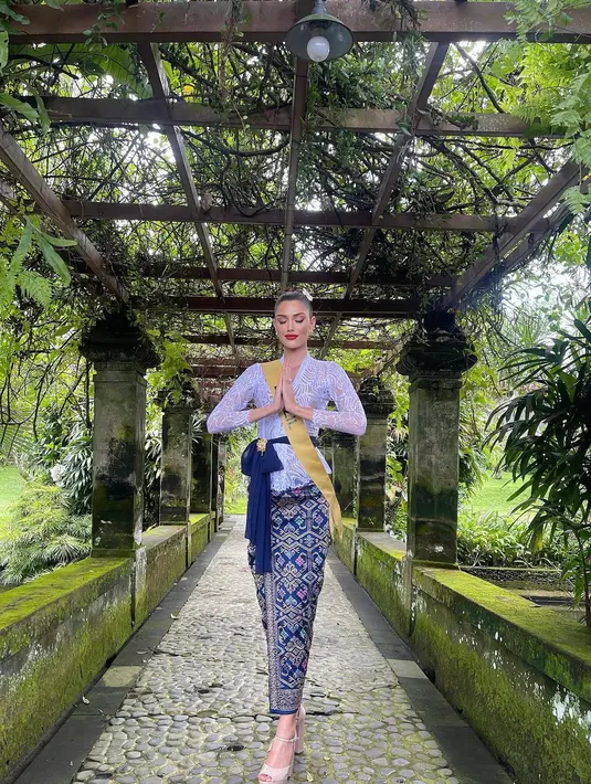 Berkebaya putih dengan paduan songket Bali bernuansa biru membuat tampilannya begitu memukau.  [Instagram/ Isanmenin]