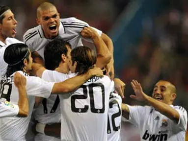 Real Madrid's Dutch striker Ruud Van Nistelrooy is surrounded by teammates after scoring against Atletico Madrid during a Spanish league match at Vicente Calderon stadium in Madrid on October 18, 2008. AFP PHOTO/PHILIPPE DESMAZES 
