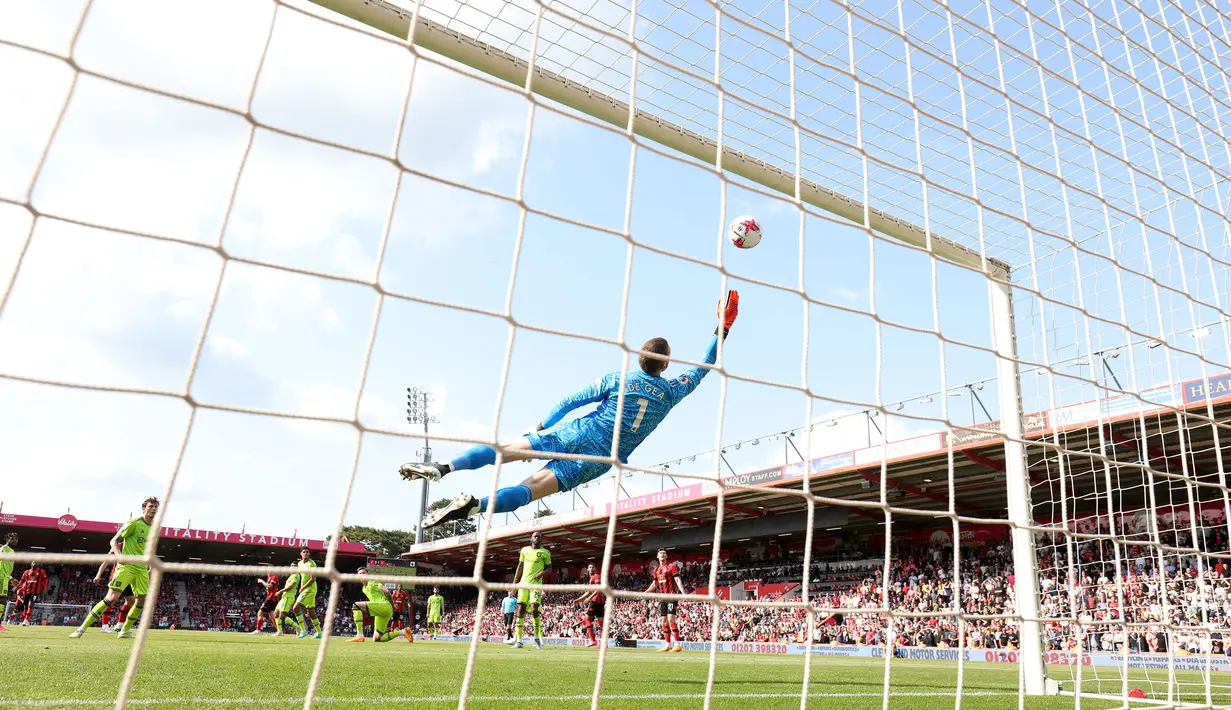 <p>Kiper MU, David de Gea (kanan), berhasil menghalau bola yang berasal dari tendangan pemain Bournemouth dalam pertandingan lanjutan Liga Inggris 2022/2023 yang berlangsung di Vitality Stadium, Sabtu (20/5/2023). (AFP/Adrian Dennis)</p>
