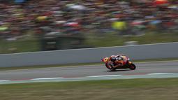 Pebalap Honda, Marc Marquez, saat balapan MotoGP 2018 di Sirkuit Catalunya, Spanyol, Minggu (17/6/2018). Lorenzo menjadi yang tercepat dengan catatan waktu 40 menit 13,566 detik. (AP/Eric Alonso)