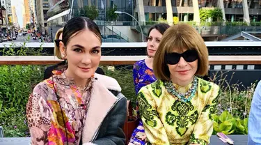 Luna Maya tampak menawan dalam balutan gaun keluaran Coach dengan detail sangat colourful. (Liputan6.com/IG/@lunamaya)