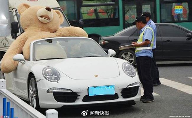 Boneka beruang yang harus melewati pemeriksaan satpam/copyright Shanghaiist