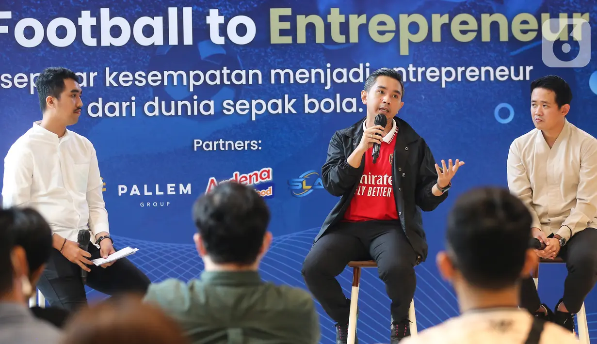 Wakil Ketua Umum HIPMI Jaya Adrian Dwitomo (tengah) saat diskusi di SCBD Jakarta, Senin (30/5/2022). Pada diskusi ini, mengajak dan mengedukasi publik sepak bola untuk lebih sadar dengan kesempatan berbisnis dan berwirausaha agar bisa menularkan semangat entreprenrship. (Liputan6.com/Fery Pradolo)