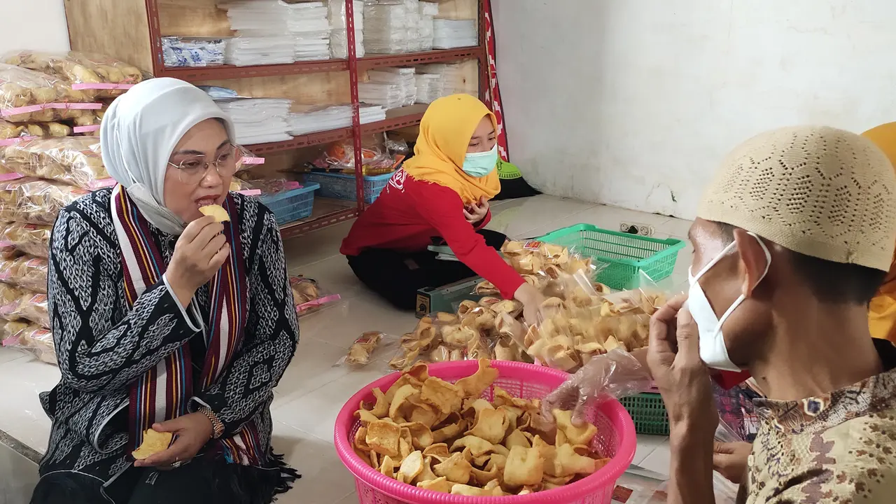 Menteri Ida Fauziyah mencicipi kerupuk yang diproduksi oleh salah seorang purna migran di Gelogor, Kediri, Lombok Barat. (Foto: Liputan6.com/Hans Bahanan)