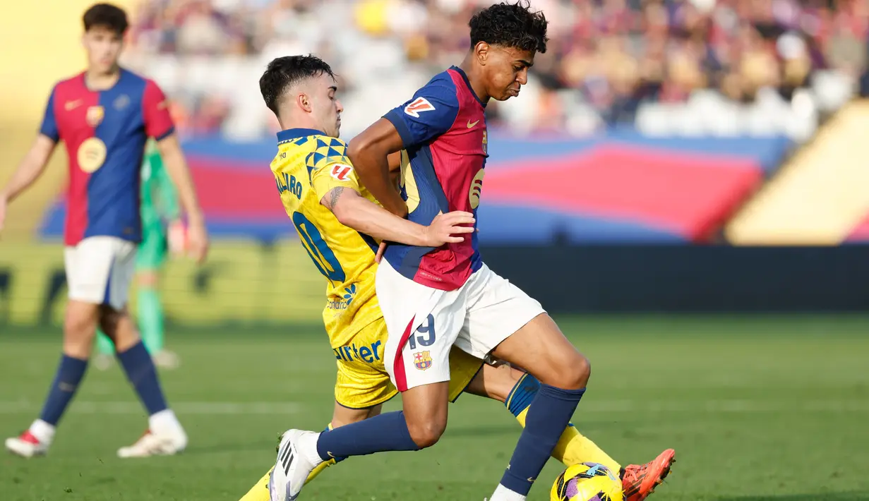 Meski kalah, Barca masih duduk di puncak klasemen dengan poin 34. Di sisi lain, Las Palmas berhak naik ke peringkat 14 dengan perolehan poin 15. (AP Photo/Joan Monfort)