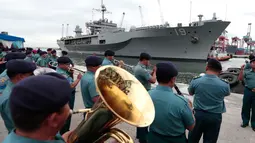 Personel TNI AL menyambut kedatangan kapal komando Amerika Serikat USS Blue Ridge (LCC-19) di dermaga JICT 2, Pelabuhan Tanjung Priok, Jakarta, Rabu (1/5/2019). Kunjungan kapal komando Armada ke-7 AS itu dalam rangka peringatan ke-70 tahun hubungan diplomatik Indonesia dan AS. (AP/Dita Alangkara)
