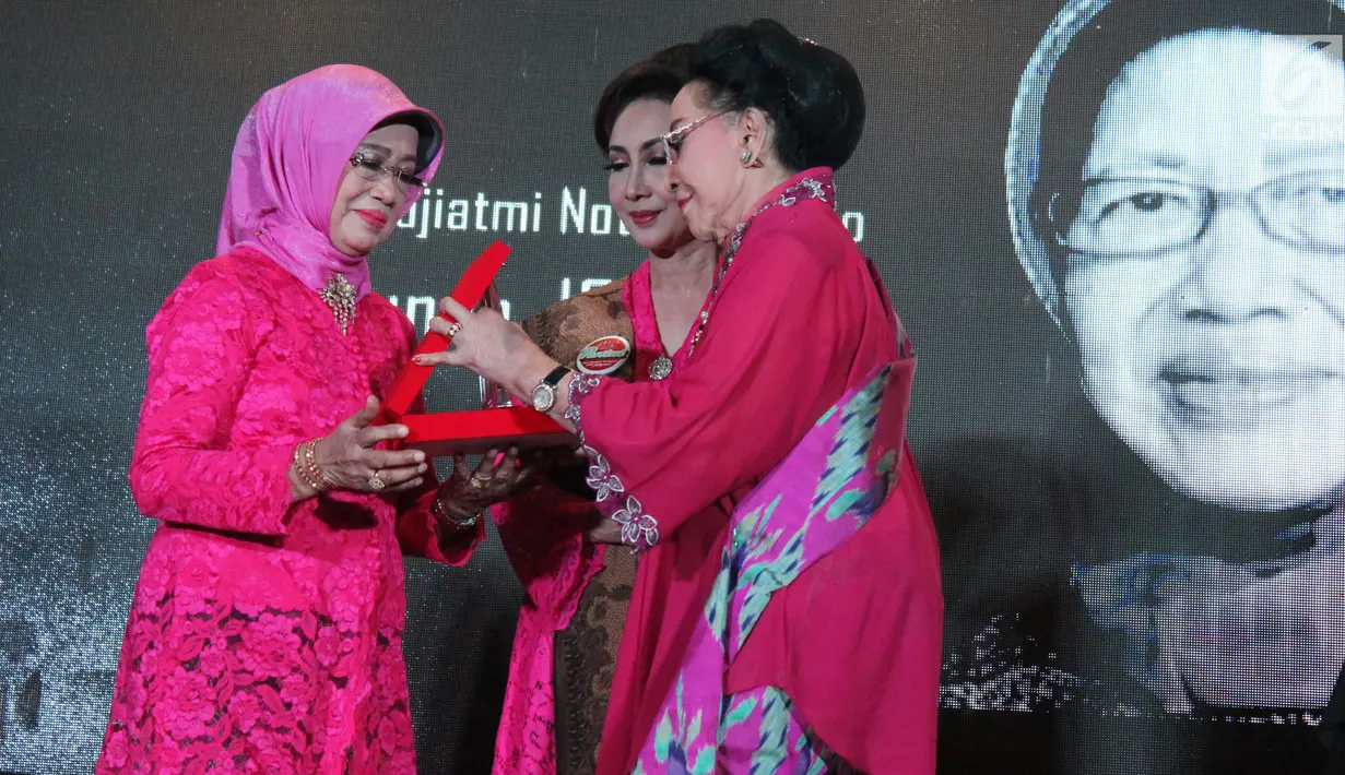 Ibunda Presiden Joko Widodo, Sudjiatmi Notomiharjo (kiri) saat menerima penghargaan Perempuan Tangguh Award 2018 dari Ketua Dewan Penasehat Perempuan PERTIWI, Mooryati Soedibyo di Rumah Pertiwi, Jakarta, Sabtu (22/12). (Liputan6.com/Helmi Fithriansyah)