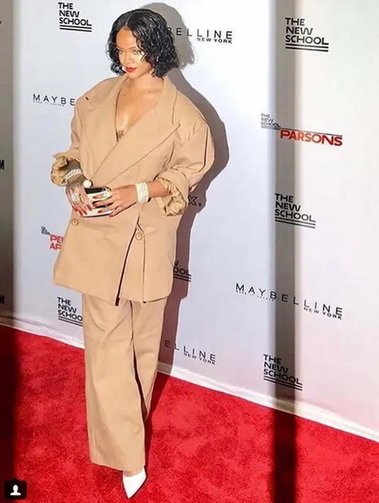 Rihanna dan Hassan tertangkap kamera paparazzi sedang bermesraan di sebuah daerah di kawasan Spanyol. Tersiar kabar, pria tersebut telah diketahui identitasnya oleh salah satu media Internasional. (Instagram/badgalriri)