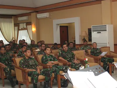 Citizen6, Surabaya: Sebelum menyampaikan materi ceramah, Pendeta Samuel terlebih dulu memimpin pujian pembuka, doa pembuka, dan pujian pengantar sabda yang diikuti dengan khidmat hadirin yang hadir. (Pengirim: Penkobangdikal)