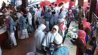 Jemaah haji asal Bengkulu tiba di kampung halaman. (Liputan6.com/Yuliardi Hardjo Putro)