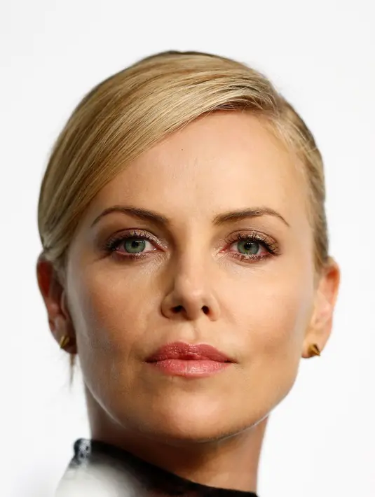 Ia pun tak menutup kemungkinan untuk memiliki anak lagi. Seperti diketahui, Charlize telah memiliki seorang putra berusia empat tahun bernama Jackson yang diadopsi tahun 2012 silam. (Bintang/APE)