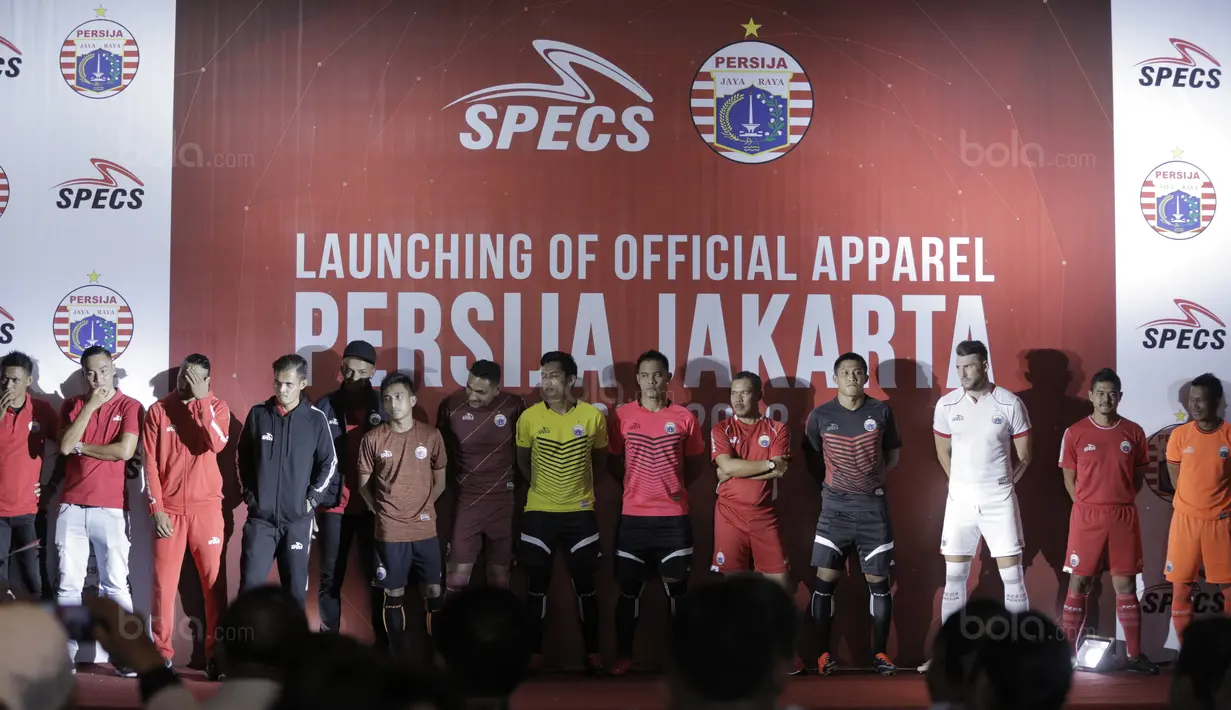Deretan pada pemain Persija Jakara dengan berbagai Apparel terbaru tim pada Launching Official Apparel di Springhill, Kemayoran, Jakarta (2/2/2018). (Bola.com/Nick Hanoatubun)