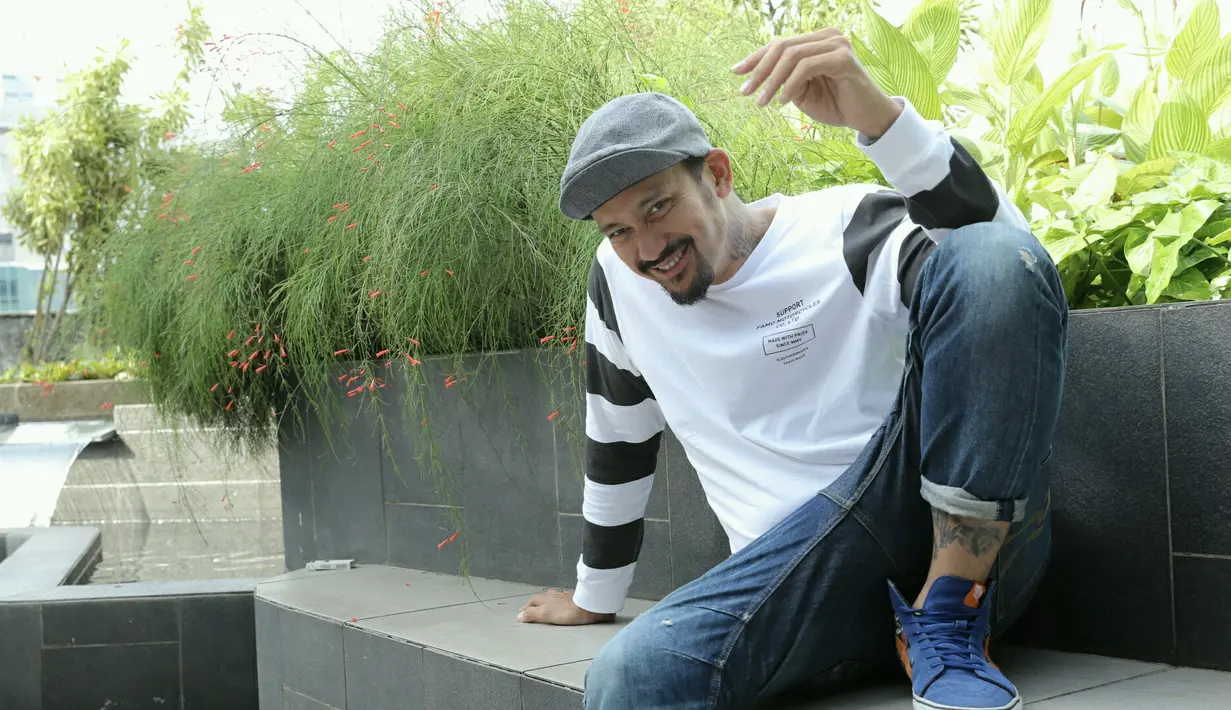 "Wah agak meragukan yah hahaha. Gue kemaren nonton filmnya Soleh 'Mau Jadi Apa?' gue sih senang dan menurut gue akan menarik sih akan di-direct sama seorang mantan wartawan," tukas Tora Sudiro. (Galih W Satria/ dok. Bintang.com)