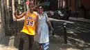 Sonam Kapoor juga menjelaskan jika ia merasa akan banyak sekali ritual yang harus dilakukannya sebelum melangsungkan pernikahan. Jadi akan lebih efisien jika pernikahannya dilangsungkan di India. (Foto: instagram.com/anandahuja)