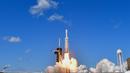 Pesawat ruang angkasa NASA bernama Europa Clipper menggunakan tenaga surya yang diluncurkan dengan roket SpaceX Falcon Heavy. (CHANDAN KHANNA/AFP)