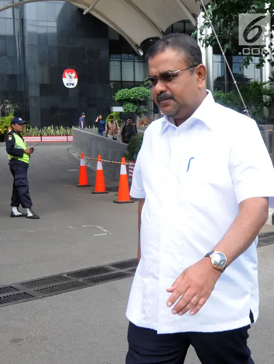 Bupati Karimun Aunur Rafiq usai menjalani pemeriksaan di Gedung KPK, Jakarta, Senin (27/8). Aunur menjadi saksi untuk tersangka Kasi Pengembangan Pendanaan Kawasan Perumahan dan Permukiman Kementerian Keuangan Yaya Purnomo. (Merdeka.com/Dwi Narwoko)