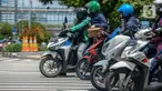 Pengendara motor berhenti di depan zebra cross di perempatan Sarinah, Thamrin, Jakarta, Rabu (29/1/2020). Direktorat Lalu Lintas Polda Metro Jaya akan memberlakukan tilang elektronik "Electronic Traffic Law Enforcement" (ETLE) untuk sepeda motor per 1 Februari 2020. (merdeka.com/Imam Buhori)
