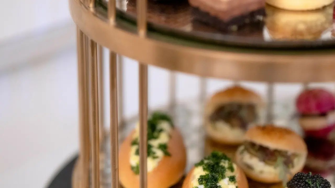 Rehat Sore Sambil Menikmati Afternoon Tea di Alice The Langham Jakarta