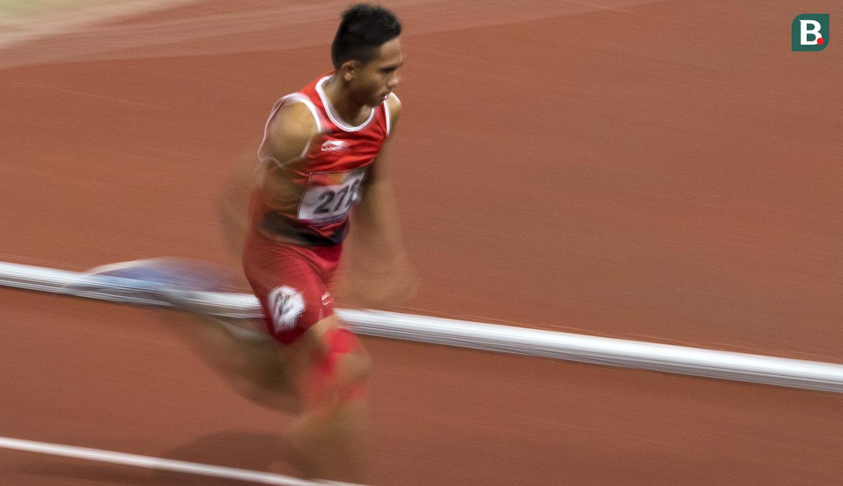 Ferry Pradana meraih medali perak di cabang para atletik nomor lari 400 meter putra klasifikasi T45/46/47 pada Asian Para Games 2018, di Stadion Utama Gelora Bung Karno Jakarta, Kamis(11/10/2018).  (Bola.com/Peksi Cahyo)
