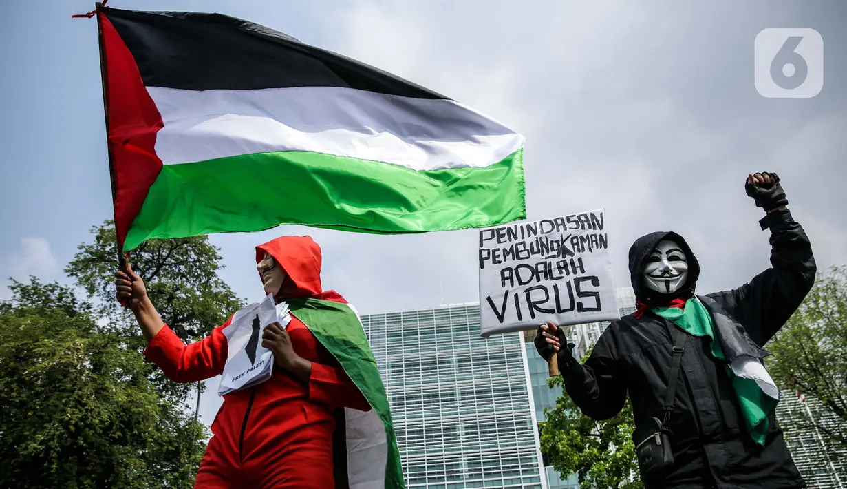 Pengunjuk rasa mengikuti aksi solidaritas untuk Palestina di depan Kedubes Amerika Serikat, Jumat (21/5/2021). Aksi yang diikuti berbagai elemen masyarakat dan ormas itu mengutuk serangan Israel dan mengajak masyarakat Indonesia untuk mendukung dan membantu Palestina. (Liputan6.com/Faizal Fanani)