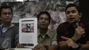 Sekjen AJI Indonesia Arfi Bambani (kanan) merilis keterangan pers terkait penangkapan, pelarangan, intimidasi hak warga negara berserikat dan berkumpul serta berekspresi dengan menggunakan cap/simbol tertentu, Jakarta, (12/5). (Liputan6.com/Faizal Fanani)