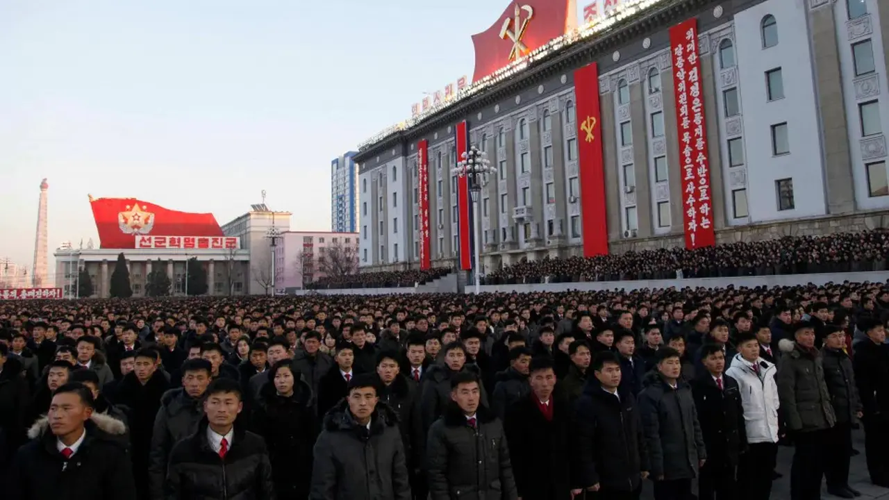 Korea Utara menggelar perayaan atas kesuksesan tes rudal termutakhir yang dilesatkan pada 29 November lalu. Perayaan itu dilaksanakan di Pyongyang pada 30 November 2017 (Jon Chol-jin/AP)