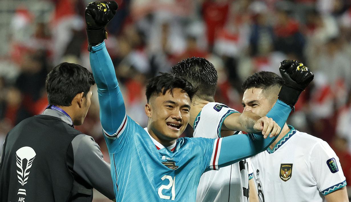 <p>Kiper Timnas Indonesia, Ernando Ari merayakan kemenangan timnya atas Vietnam pada laga Grup D Piala Asia 2023 di Abdullah bin Khalifa Stadium, Doha, Qatar, Jumat (19/01/2024). (AFP/Karim Jaafar)</p>