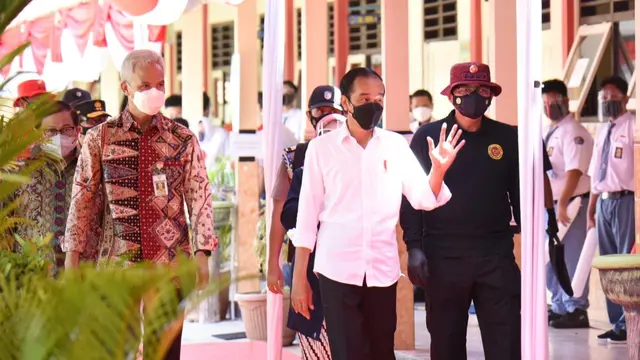Presiden Jokowi meninjau pelaksanaan vaksinasi Covid-19 yang di gelar oleh Badan Intelijen Negara (BIN) di SMA Negeri 2 Kabupaten Cilacap Jawa Tengah. (Istimewa)