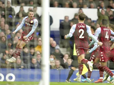 Pemain Aston Villa Emiliano Buendia (kiri) melakukan selebrasi usai mencetak gol ke gawang Everton pada pertandingan sepak bola Liga Inggris di Stadion Goodison Park, Liverpool, Inggris, 22 Januari 2022. Aston Villa menang dengan skor 1-0. (AP Photo/Jon Super)