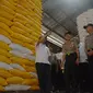 Harga sembako di pasar-pasar Pekanbaru jelang Natal masih dianggap terkendali. Lalu, mengapa Kapolda Riau sedih? (Liputan6.com/M Syukur)