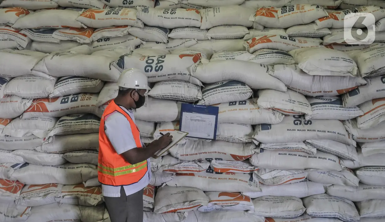 Petugas mendata ketersediaan stok beras di Gudang Bulog Divisi Regional DKI Jakarta, Kelapa Gading, Rabu (29/12/2021). Dirut Perum Bulog Budi Waseso menjamin tahun ini stok beras aman dan tidak ada impor untuk kebutuhan Cadangan Beras Pemerintah. (merdeka.com/Iqbal S Nugroho)