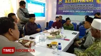 Pelawak Sukur (tengah) baju hijau, kopyah hitam, saat diintrogasi Kapolres Probolinggo dan MUI Kabupaten Probolinggo. (TIMES Indonesia/Dicko W)