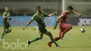 Pemain PS TNI, Elio Martins, berusaha menghadang kapten PSM, Hamkah Hamzah pada laga Liga 1 Indonesia di Stadion Pakansari, Bogor (15/05/2017). PS TNI menang 2-1. (Bola.com/M Iqbal Ichsan)