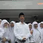 Jokowi berpose bersama para santriwati usai membuka acara Sarasehan Nasional Ulama Pesantren dan Cendekiawan di Pondok Pesantren Miftahul Ulum, Cilandak, Jakarta Selatan, Rabu (2/4/2014) (Liputan6.com/Herman Zakharia).