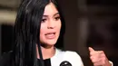 "Meskipun saya masih muda, saya ingin berdiri sendiri dan tak ingin bergantung pada orang lain apalagi pria. Saya ingin memotivasi bahwa perempuan juga tak kalah saing dalam urusan bisnis," tukas Kylie. (AFP/Bintang.com)