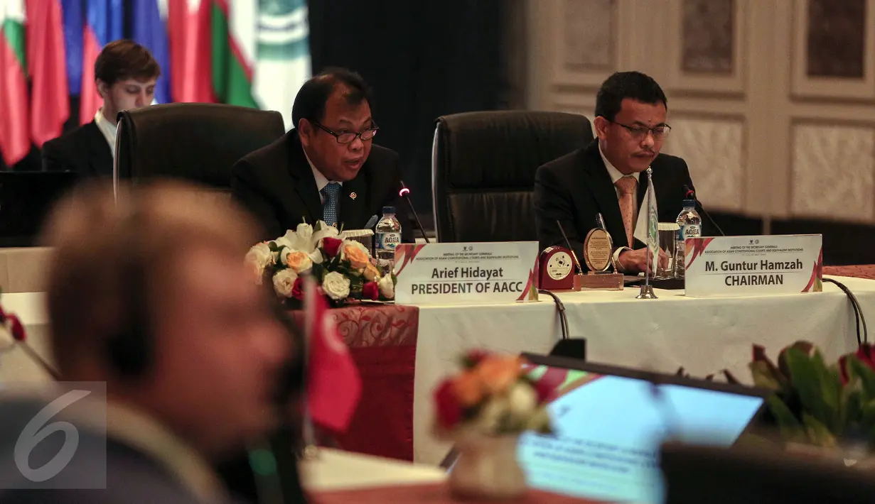 Presiden Asosiasi MK se-Asia, Arief Hidayat membuka pertemuan The Association Of Asian Constitutional (AACC) atau perkumpulan Mahkamah Konstitusi se-Asia di Jakarta, Senin (30/5). Pertemuan itu dihadiri 13 negara se-Asia. (Liputan6.com/Faizal Fanani)