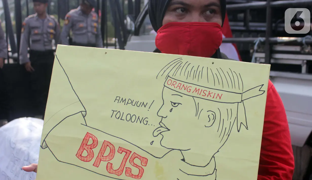 Pengunjuk rasa dari Serikat Rakyat Miskin Indonesia menggelar aksi teatrikal menolak kenaikan iuran BPJS Kesehatan di depan Kompleks Parlemen, Jakarta, Senin (11/11/2019). Massa meminta Presiden Joko Widodo atau Jokowi mencabut Perpres Nomor 75 Tahun 2019. (Liputan6.com/JohanTallo)