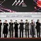 Seventeen berpose di red karpet dalam acara 2021 Asia Artist Awards di Seoul, Korea Selatan (2/12/2021). (AFP/Jung Yeon-je)