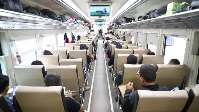 Penumpang melintas di Stasiun Kereta Api KAI. Dok KAI