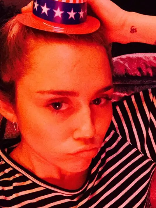 Ekspresi Miley Cyrus dengan topi kecilnya. (Photo : Instagram)