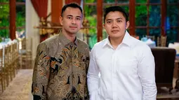 Sosok Mayor Teddy yang kerap menjadi perbincangan publik di dunia maya, sosoknya menjadi perhatian terutama kaum hawa karena memiliki paras yang tampan. Karena itu, banyak netizen yang meminta pesan di kolom komentar unggahan Raffi Ahmad tersebut agar Mayor Teddy membuka gembok Instagram-nya. (Liputan6.com/IG/@raffinagita1717)