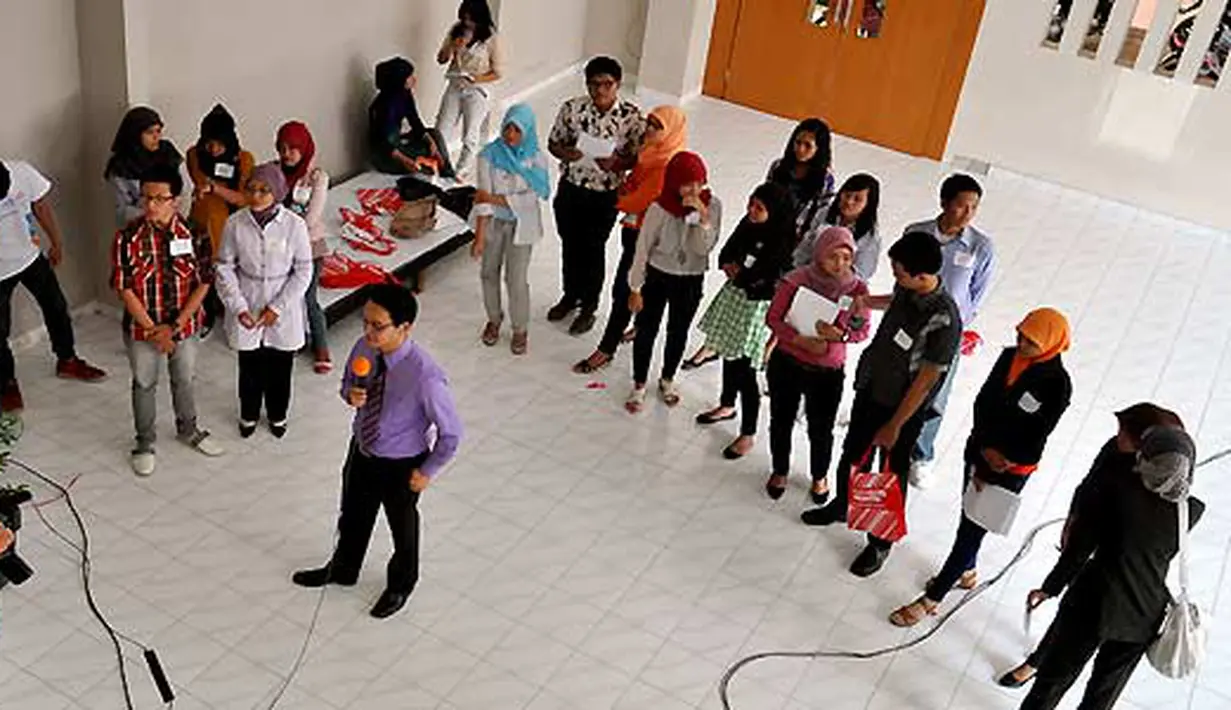 Reporter SCTV Jati  Darma saat siaran langsung untuk Liputan 6 Siang di ajang SCTV Goes to Campus di Kampus Fisipol Universitas Gajahmada, Yogyakarta (15/3).(Foto:Ahmad Nur)