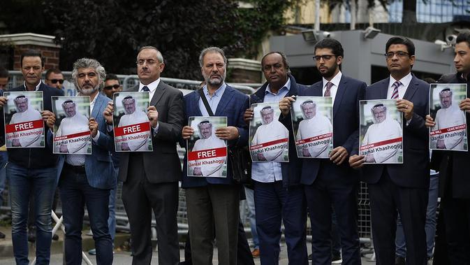 Anggota asosiasi wartawan Turki-Arab memegang poster dengan foto-foto Jamal Khashoggi, saat mereka mengadakan protes di dekat konsulat Arab Saudi di Istanbul pada Senin, 22 Oktober 2018 (AP/Lefteris Pitarakis)