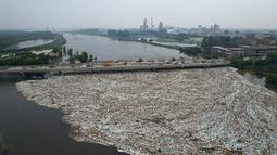 Operasi pembersihan sampah besar-besaran tengah dimulai setelah hujan yang mengakibat banjir besar di beberapa wilayah.  (AFP/Giok Gao)